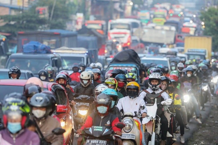 Simpang Jomin Dipadati Pemudik Motor